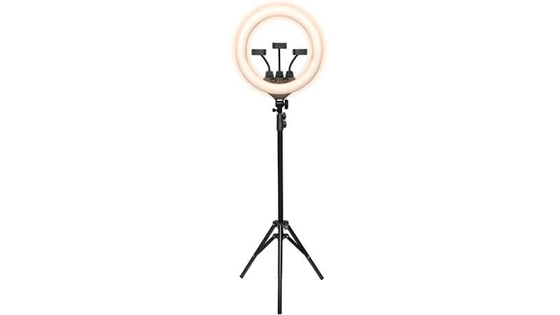 imagem de uma Ring Light com tripé e três suportes para celular