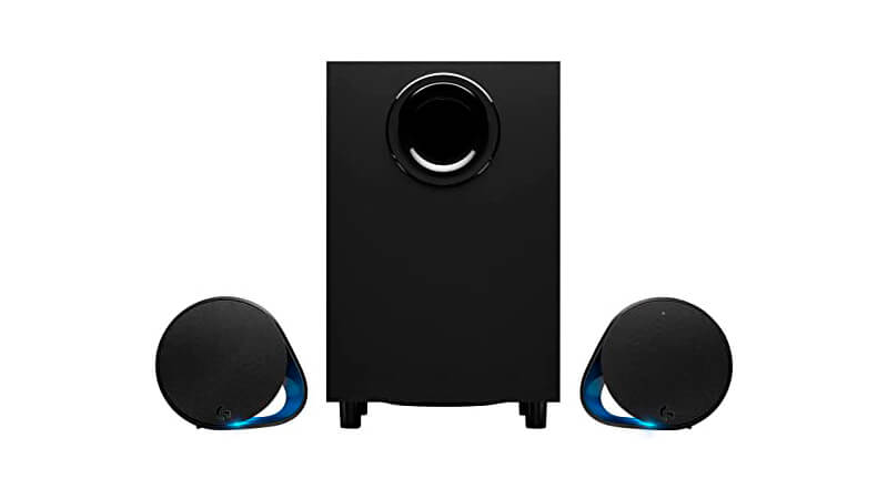 imagem de um par de caixas de som para pc e um subwoofer da Logitech