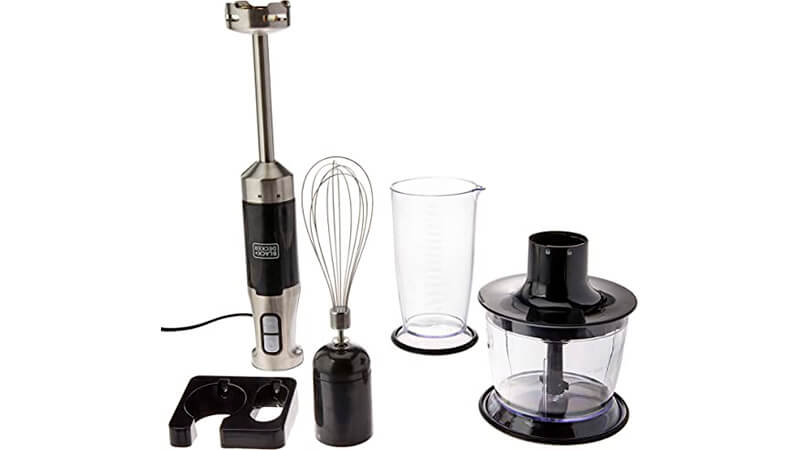 imagem que mostra um mixer BLACK+DECKER ao lado de uma ponta misturadora, um copo de medida e uma base trituradora
