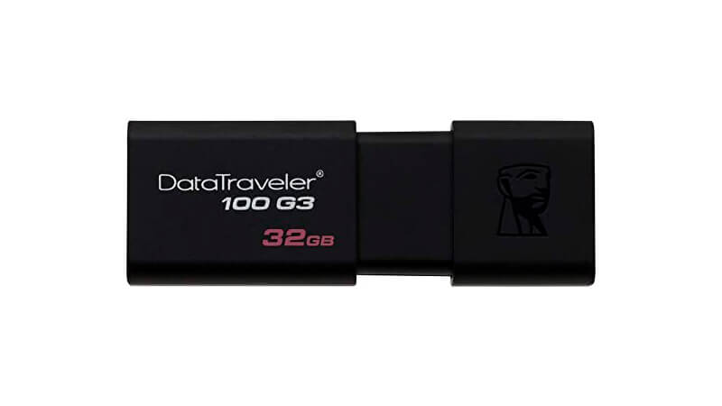 imagem de um pen drive de 32GB DataTraveler da Kingston com design preto