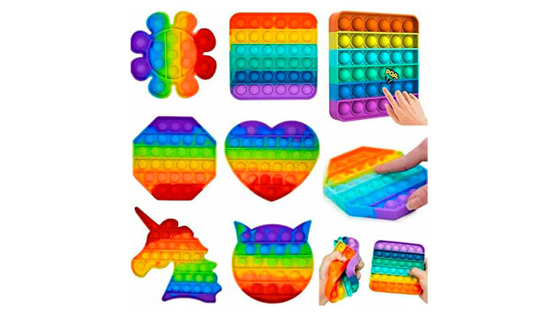 imagem de um kit fidget toy Pop It com 9 formas diferentes e uma pessoa utilizando uma delas