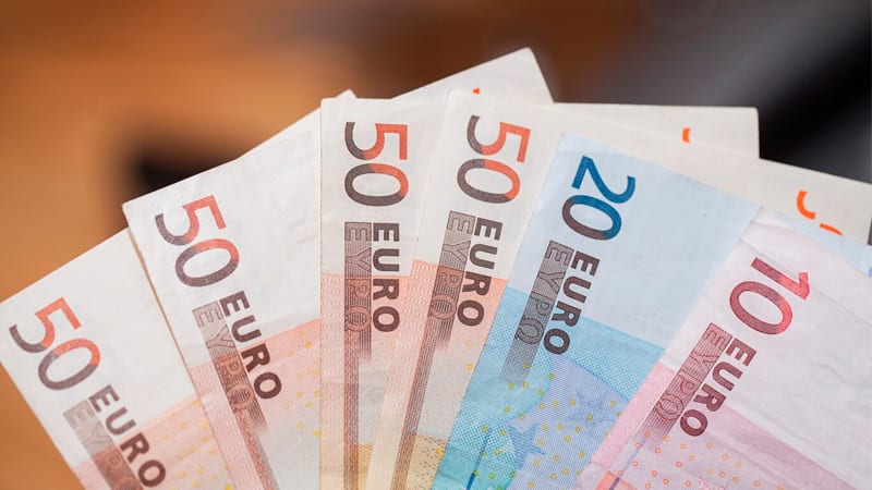 Várias cédulas de euro e dólar