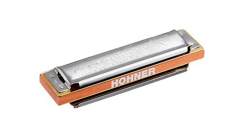 imagem de uma gaita Marine Band da Hohner com corpo de madeira e acabamento cromado