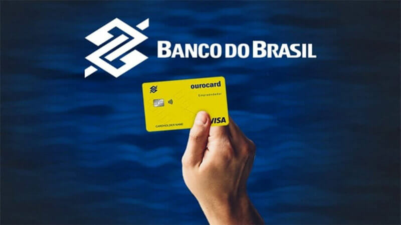 Foto de uma mão segurando um cartão do Banco do Brasil