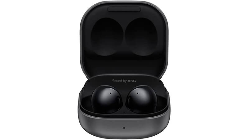 imagem que mostra um par de fones de ouvido bluetooth intra-auriculares Galaxy Buds 2 armazenados dentro do case de carregamento