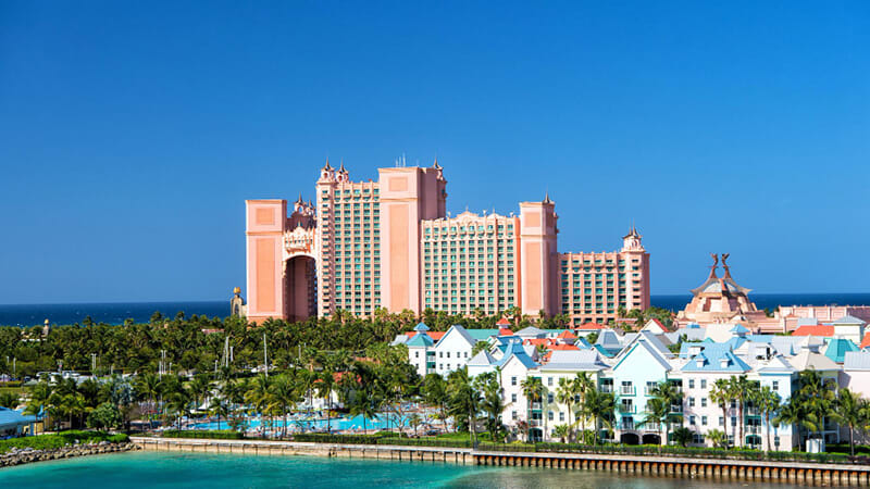 foto panorâmica deum hotel a beira da praia nas Bahamas