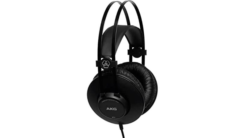 imagem de um headphone com fio AKG K52 na cor preta