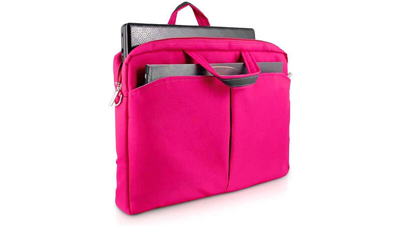 imagem de uma bolsa para notebook feminina Multilaser BO170 na cor rosa com um notebook dentro