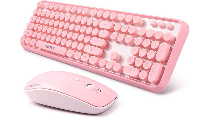 imagem que mostra um teclado e mouse sem fio da Sades na cor rosa com design retrô