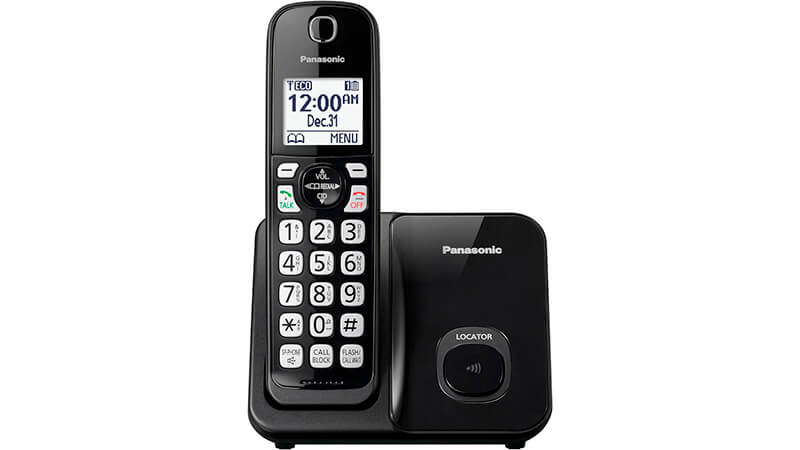 imagem de um telefone sem fio da Panasonic na cor preta acoplado na base de carregamento