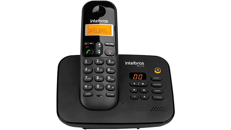 imagem de um telefone sem fio da Intelbras na cor na cor preta acoplado a uma base de carregamento com secretária eletrônica
