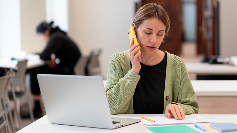 estudante fazendo atividades de um curso de contabilidade online em seu notebook