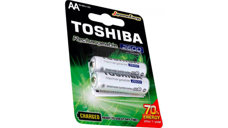 imagem de um pacote com duas pilhas recarregáveis AA da Toshiba