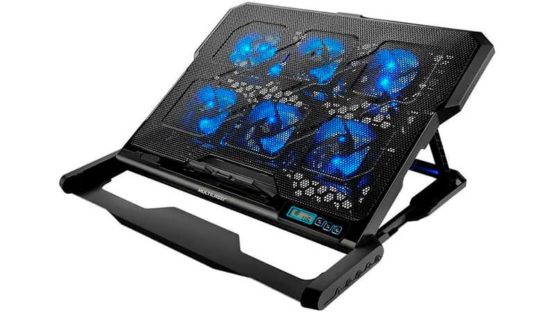 imagem de um suporte com cooler para notebook da Multilaser com seis ventoinhas iluminadas com LED azul