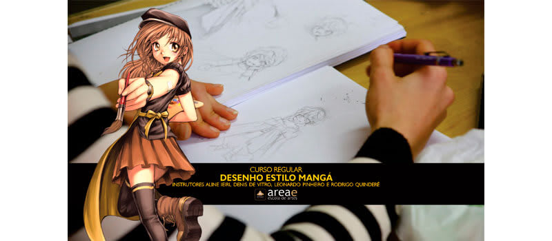 foto da professora do curso de desenhar no estilo mangá desenhando personagens