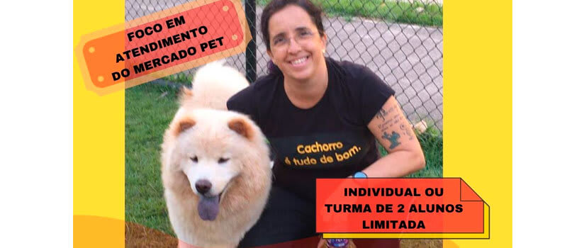 instrutora do curso de adestramento canino agachada ao lado de um cão que está sendo treinado