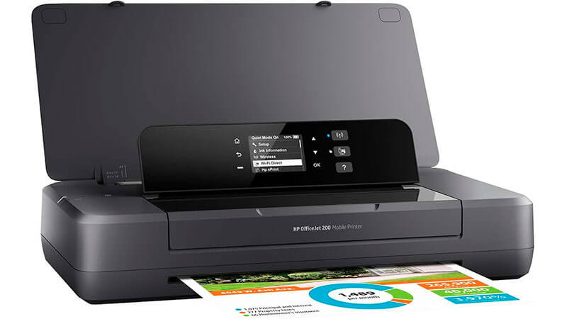 imagem de uma impressora portátil da HP OfficeJet na cor preta com painel digital imprimindo um documento colorido