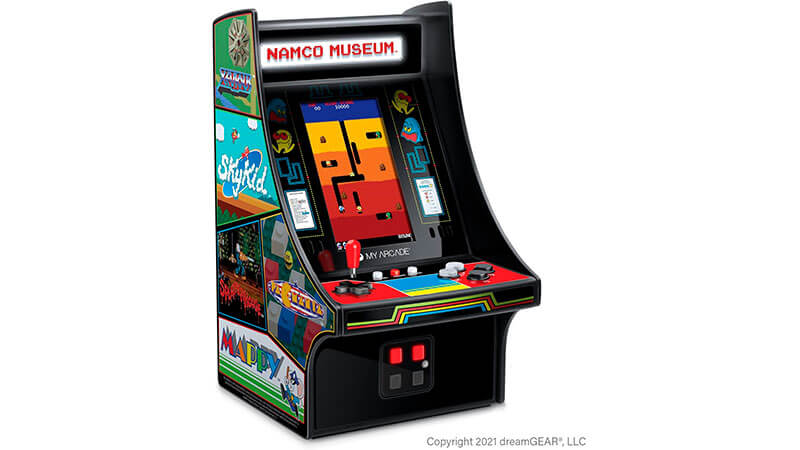 imagem de um fliperama portátil My Arcade Namco Museum Hits com adesivo de diversos jogos clássicos na lateral