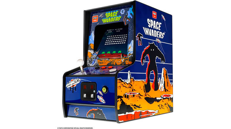 imagem de um fliperama portátil com design do jogo Space Invaders