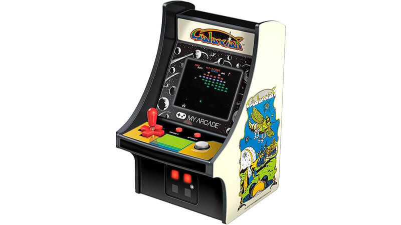 imagem de um fliperama portátil My Arcade com design inspirado no jogo Galaxian