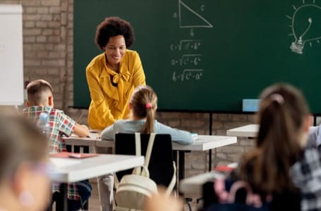 Professora dando aula