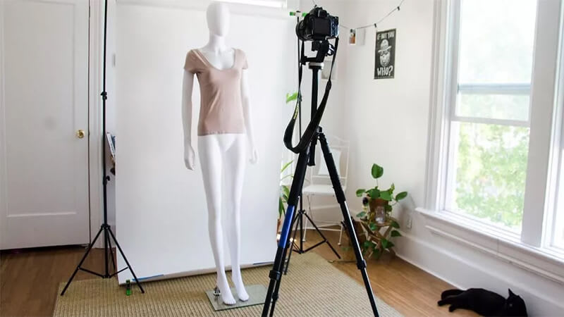 Foto de un maniquí vestido en un estudio fotográfico