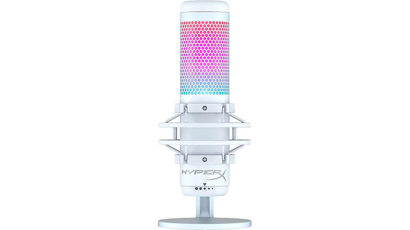 imagem que mostra um microfone de mesa HyperX QuadCast S na cor branca com iluminação RGB