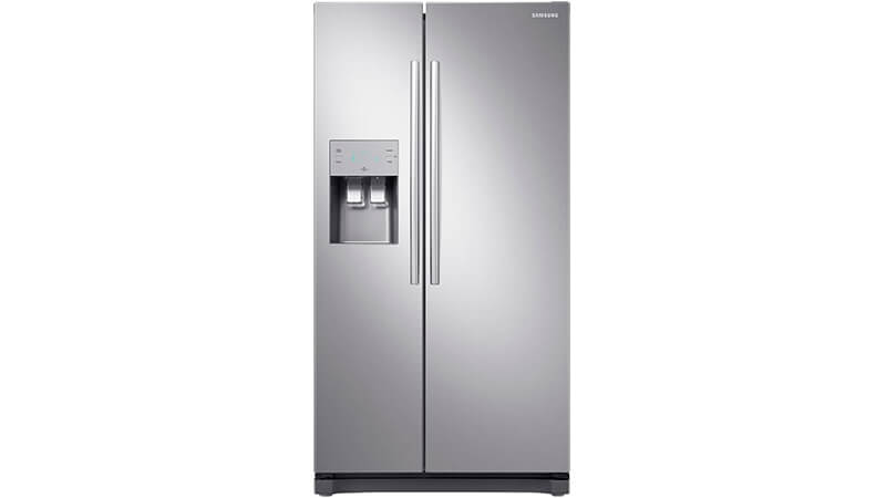 foto de uma geladeira Samsung frost free Side By Side com acabamento Inox, porta dupla, dispenser de água e painel digital