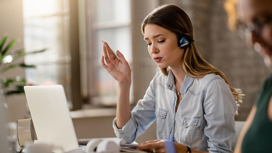 Operadora de atención al cliente