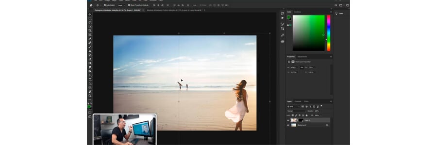 captura de tela da camera do professor do curso de photoshop junto a uma imagem sendo editada por ele no programa