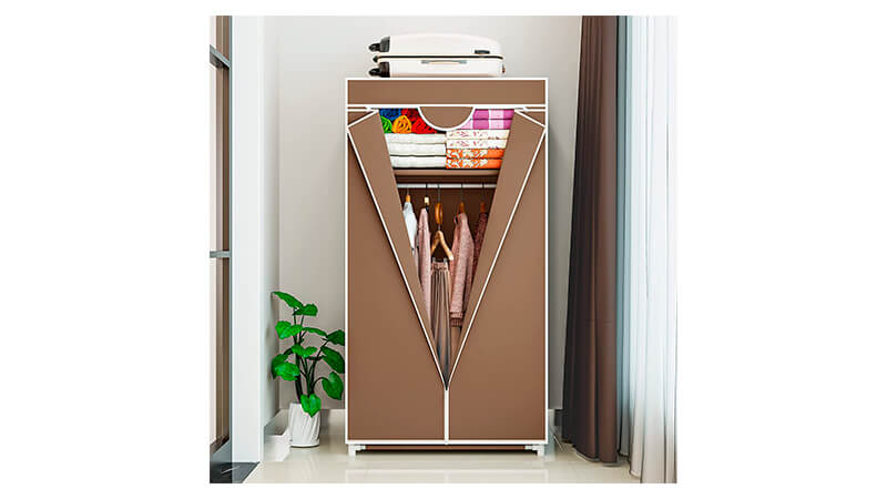 imagem que mostra um guarda roupa dobrável na cor bege em um quarto com o ziper meio aberto