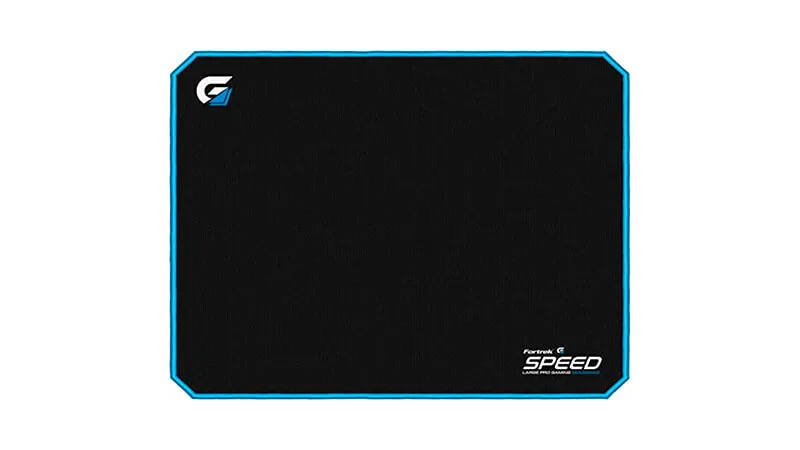 imagem de um mouse pad da Fortrek com bordas azuis