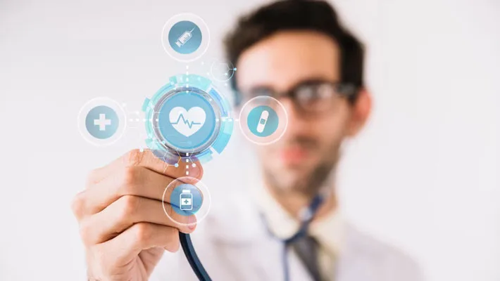 Foto de un médico con un estetoscopio e íconos ilustrados que representan la salud