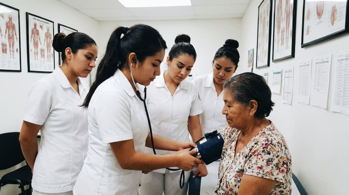 Estudiar Enfermería en San Luis Potosí: opciones, costos y oportunidades en 2026