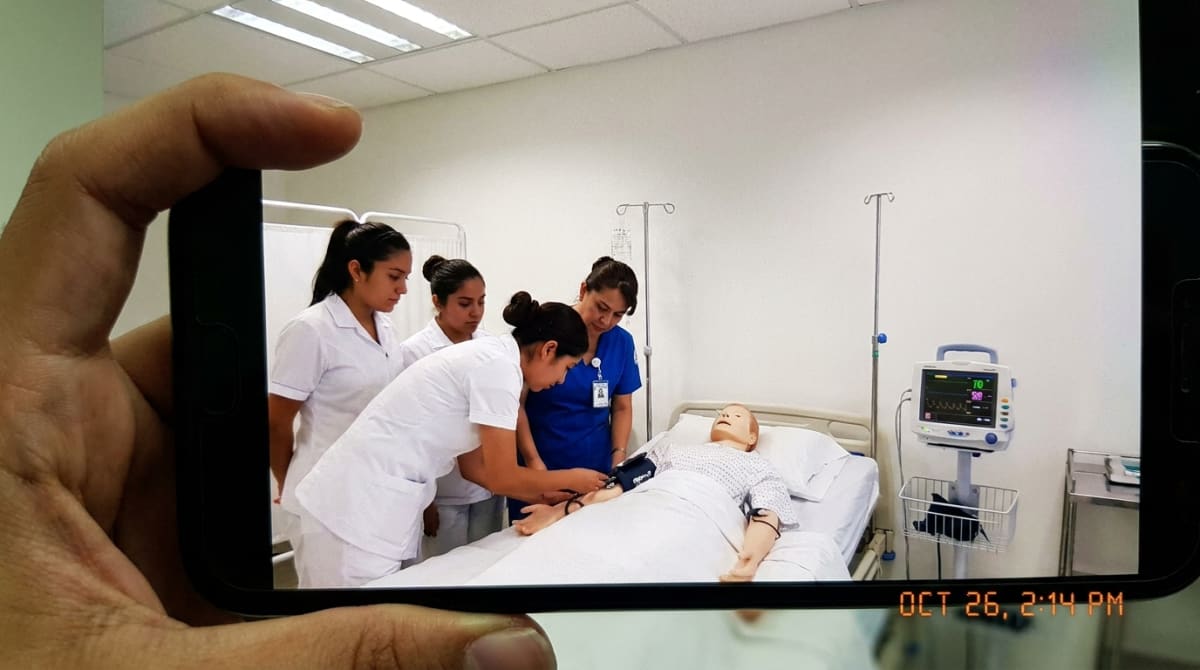 Enfermería presencial vs en línea: por qué la modalidad importa tanto en esta carrera