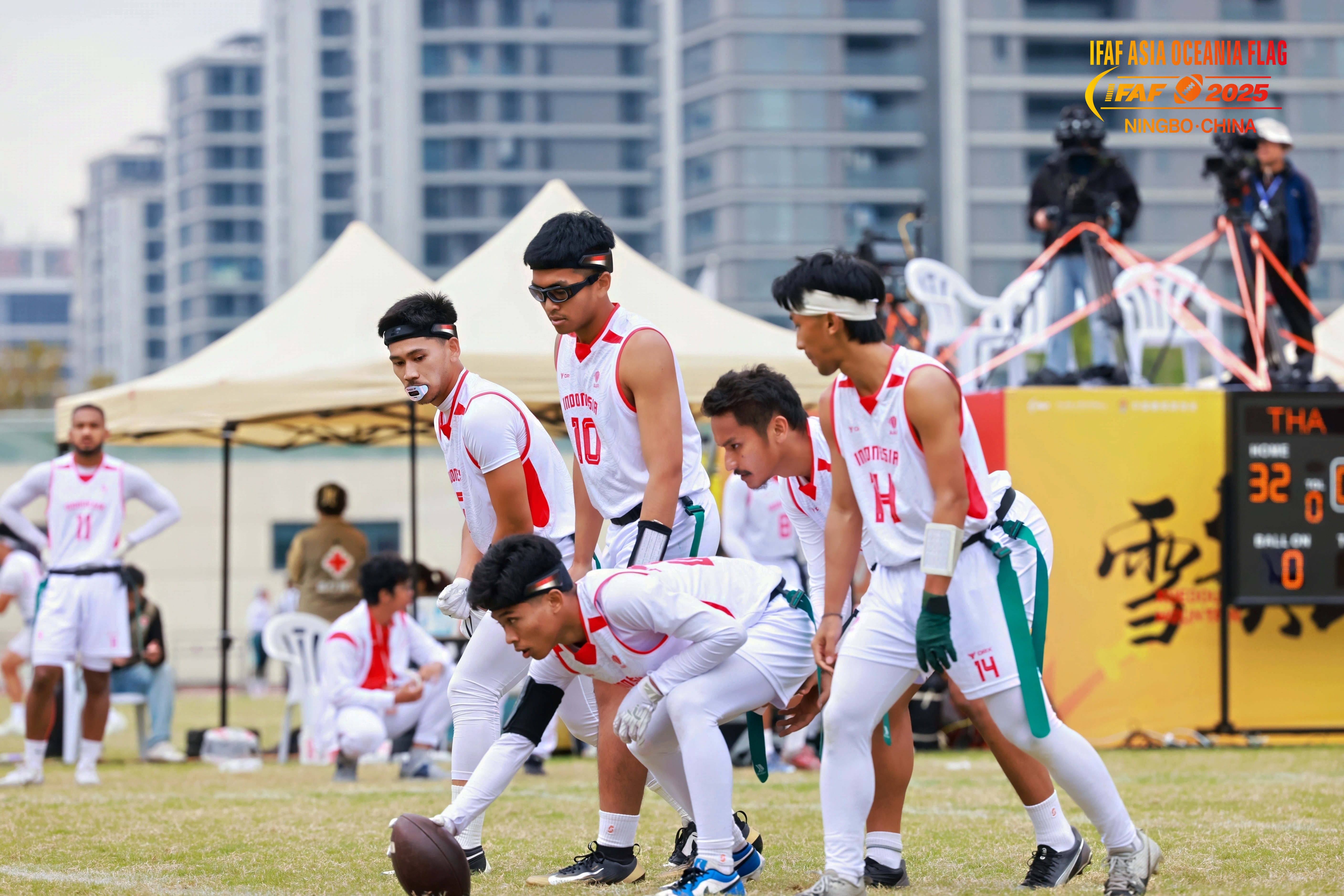 Lima pemain offense Indonesia bersiap formasi pra-snap di IFAF 2025.