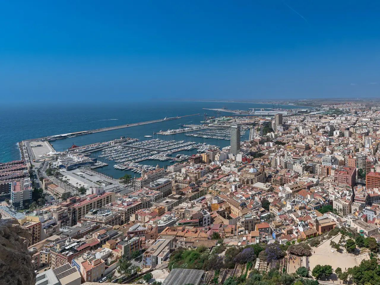 Vista aerea di Alicante, del porto e della costa mediterranea