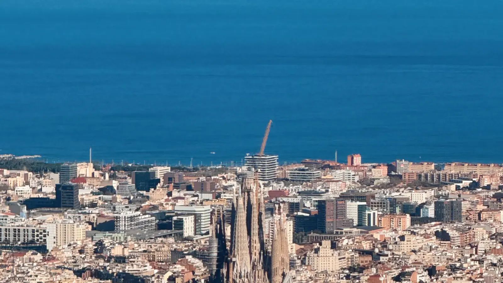 Sagrada Familia nello skyline di Barcellona con il Mediterraneo