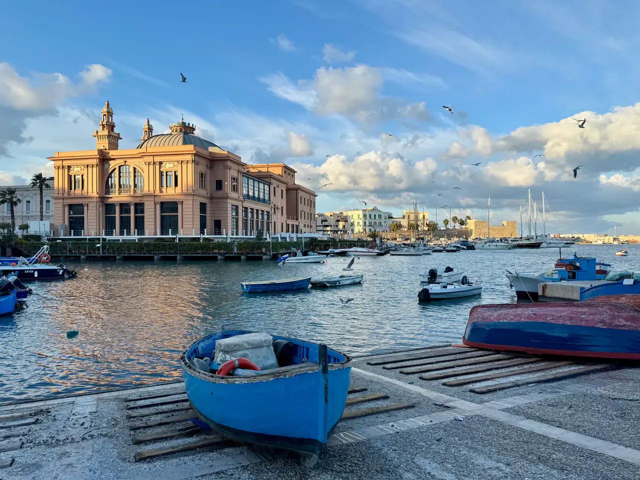 Porto Vecchio di Bari con barche e Teatro Margherita