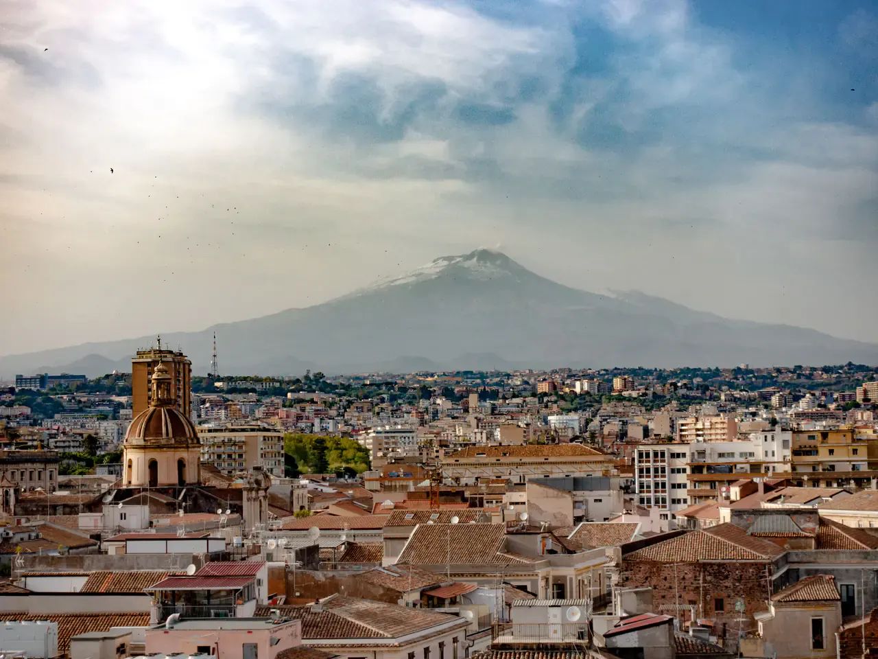 Centro storico di Catania con l'Etna sullo sfondo
