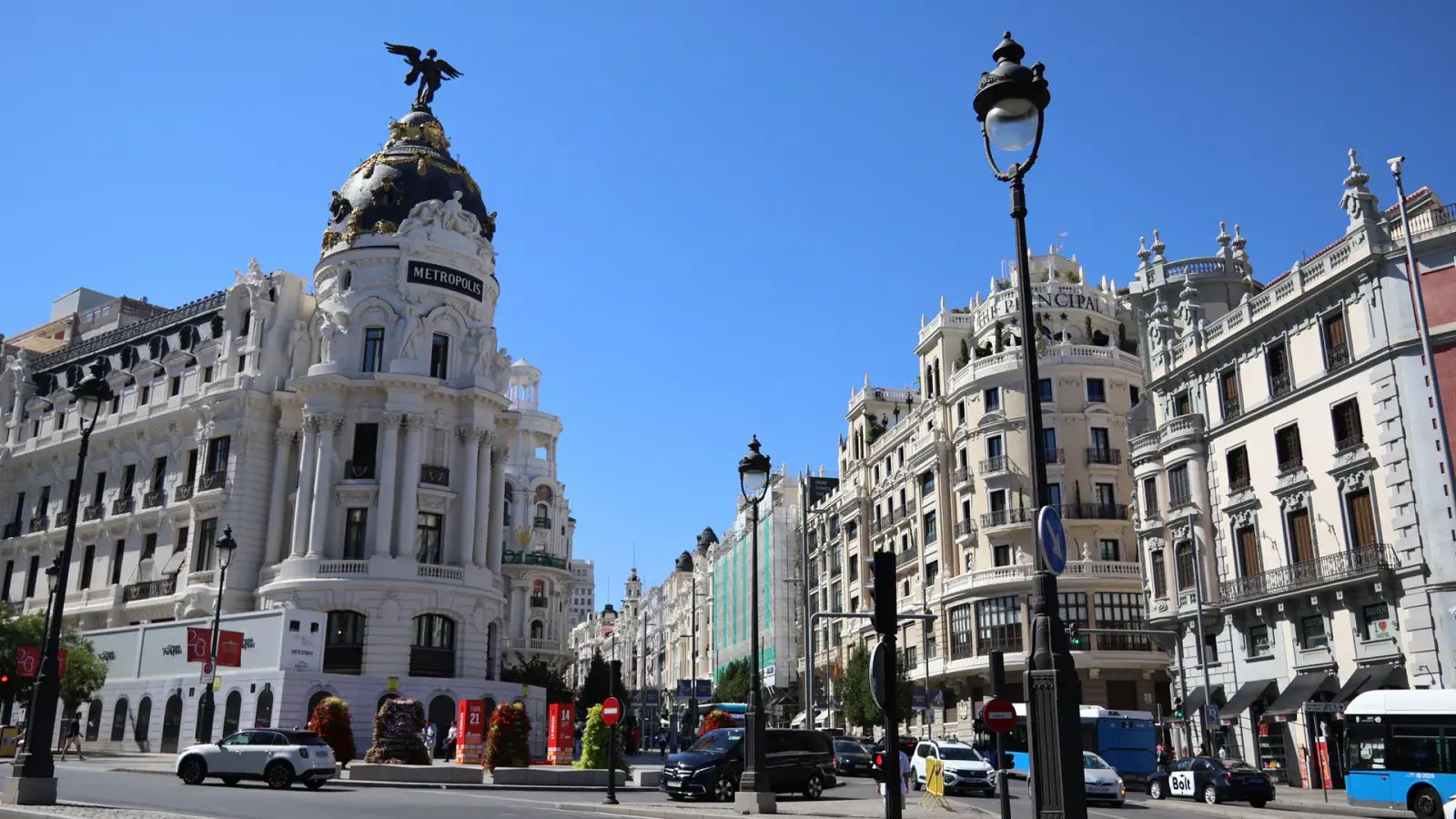 Gran Via di Madrid con l Edificio Metropolis