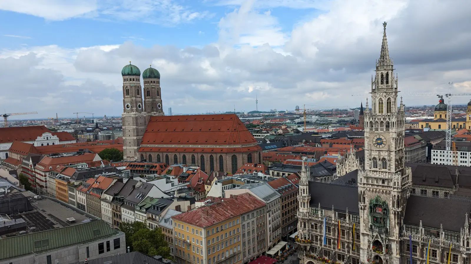 Marienplatz, Frauenkirche e Neues Rathaus nello skyline di Monaco