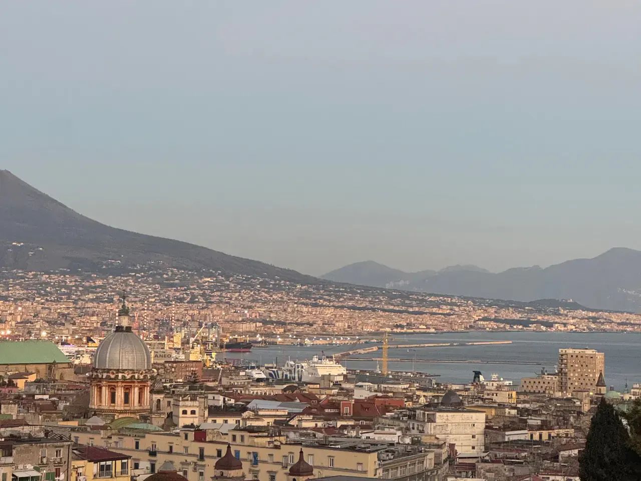 Golfo di Napoli e centro storico con il Vesuvio sullo sfondo