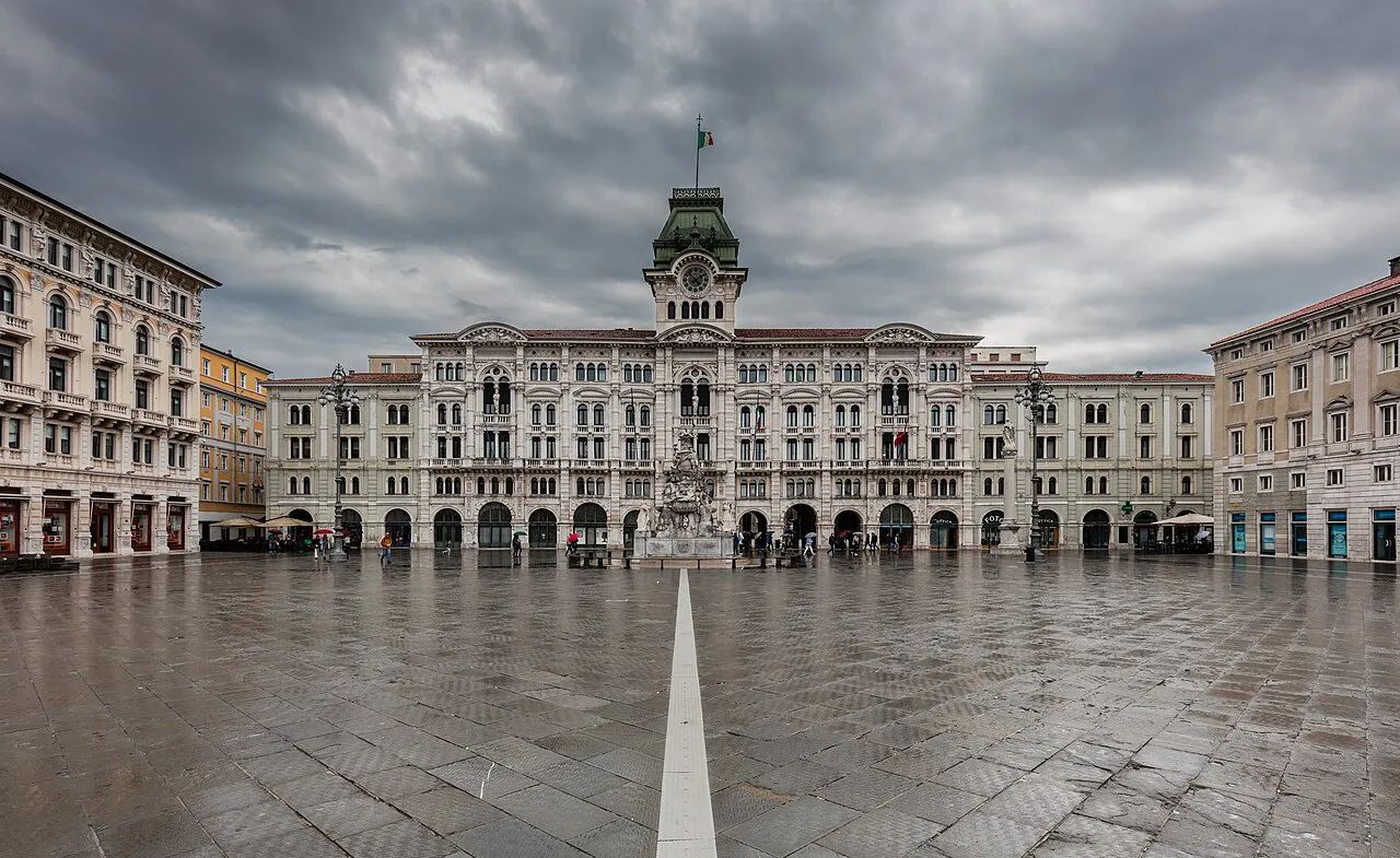 Piazza Unità d'Italia a Trieste con il palazzo del Municipio