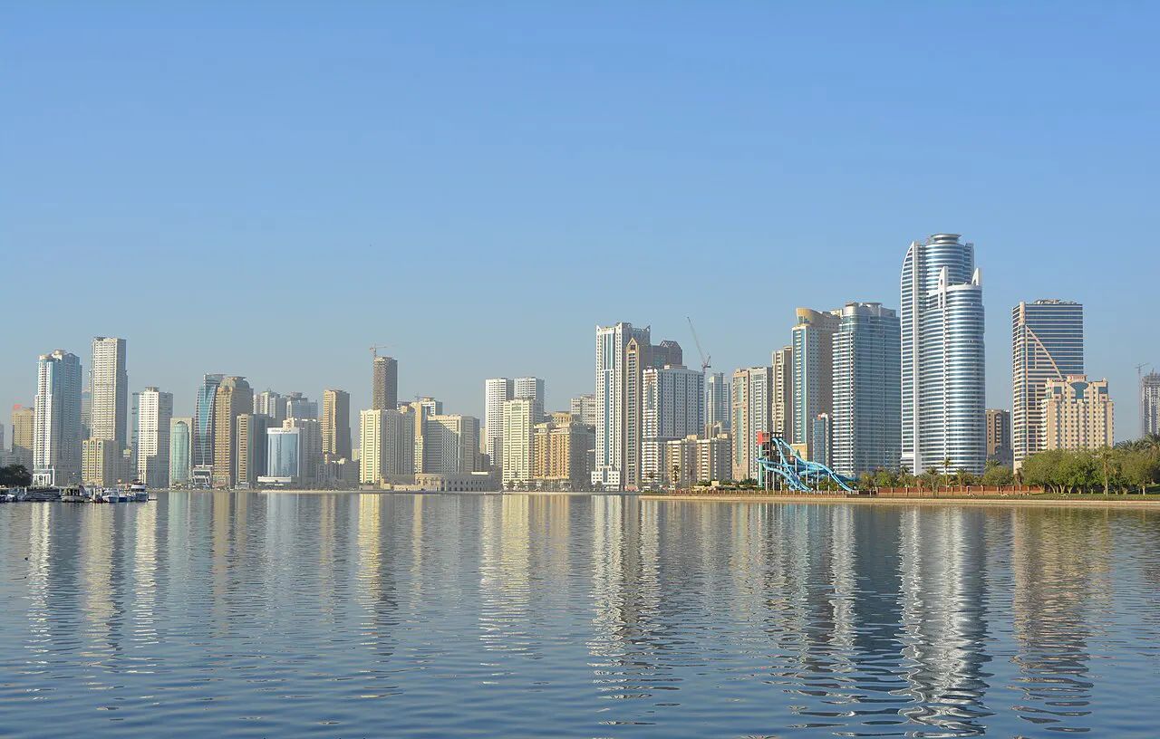 Skyline di Sharjah sulla laguna