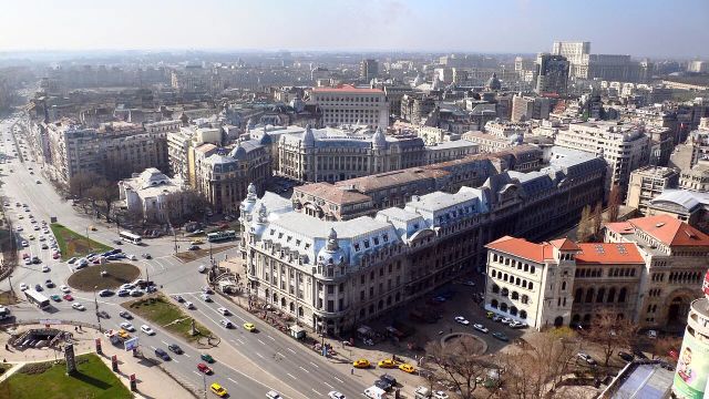 Tetti del centro di Bucarest visti dall’alto, col Palazzo del Parlamento sullo sfondo
