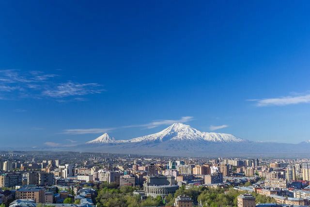 Skyline di Jerevan con il monte Ararat