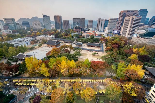 Palazzo Deoksugung in autunno a Seul