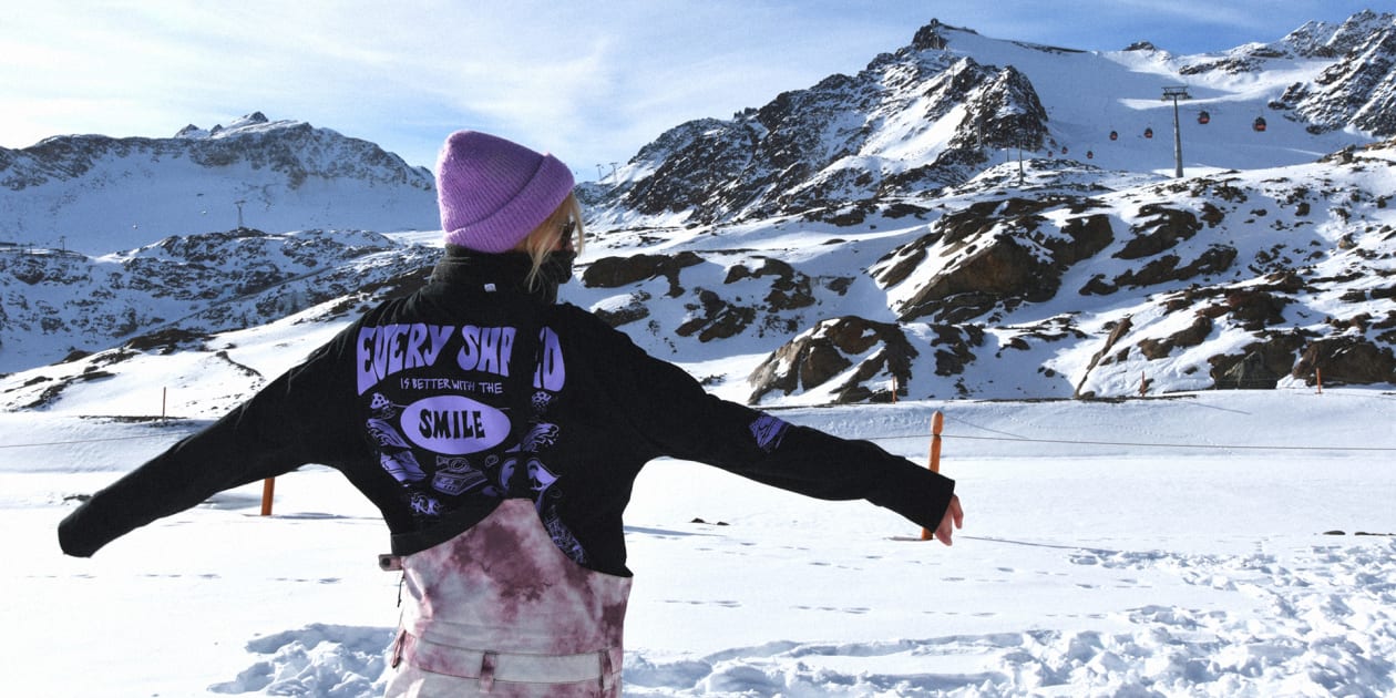 dziewczyna w longsleeve z grzybkami na tle gór