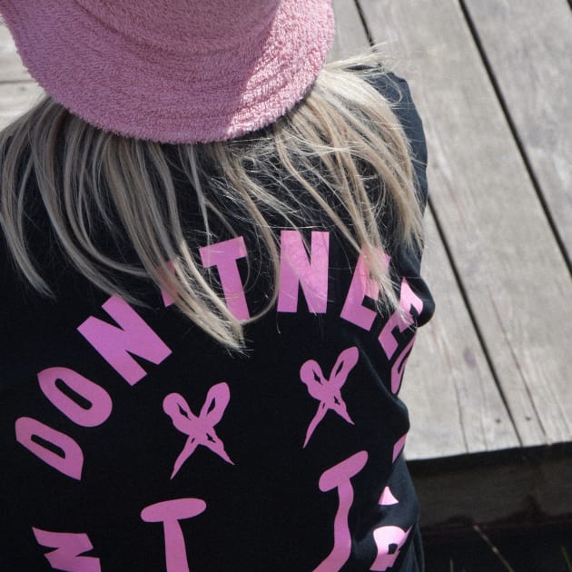 zdjęcie blond dziewczyny w czarnej koszulce z różowym uśmiechem